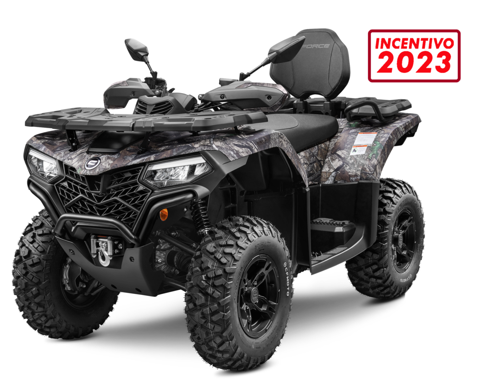 ATV mimetico con pneumatici neri, etichetta 