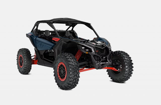 Veicolo fuoristrada Can-Am Maverick X3 blu e nero con dettagli rossi, parcheggiato su una superficie bianca.