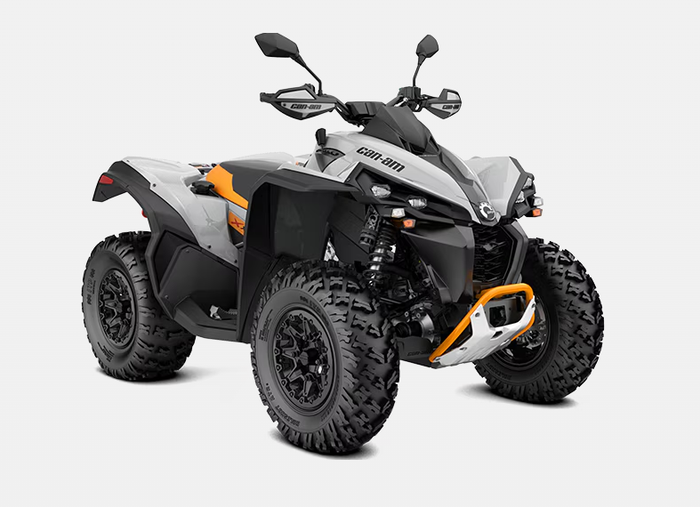 ATV Can-Am Renegade grigio e nero con dettagli arancioni, angolato verso l'osservatore, su sfondo bianco.