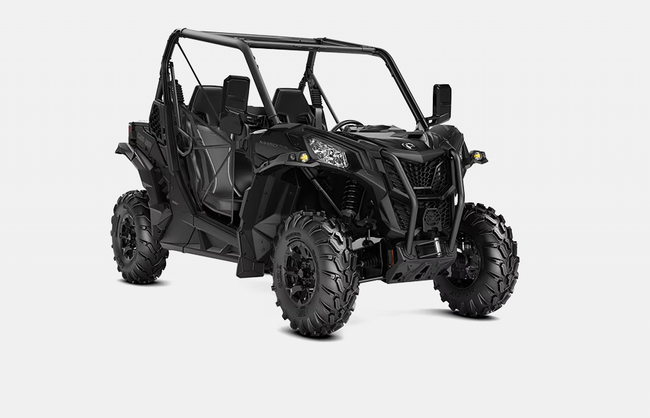 Veicolo fuoristrada nero affiancato con roll-bar e pneumatici di grandi dimensioni