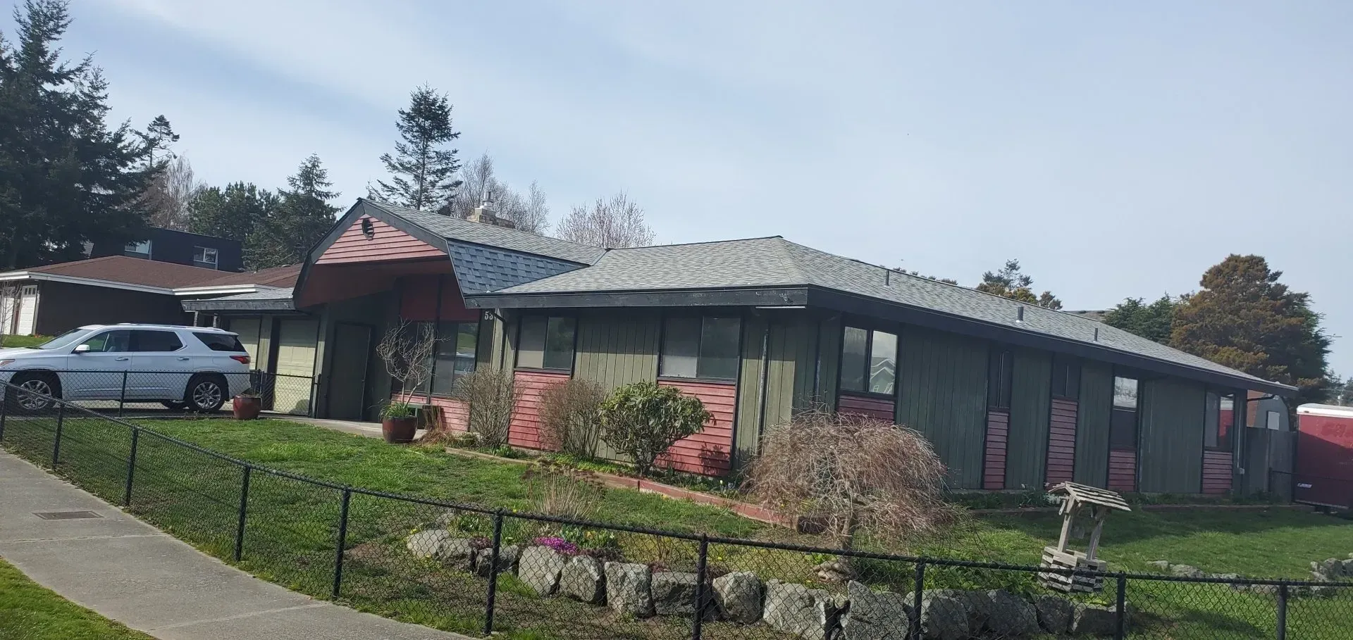 A house with a car parked in front of it.