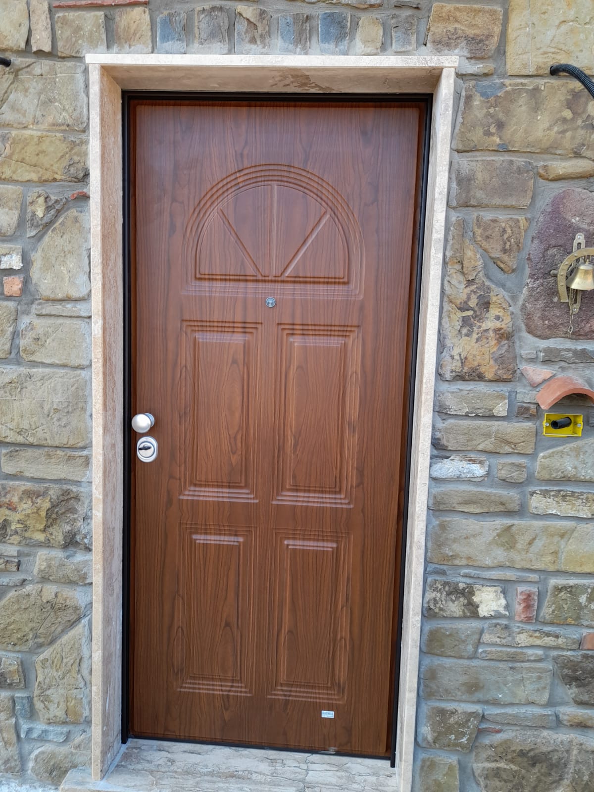 porta di ingresso abitazione in legno con incisioni