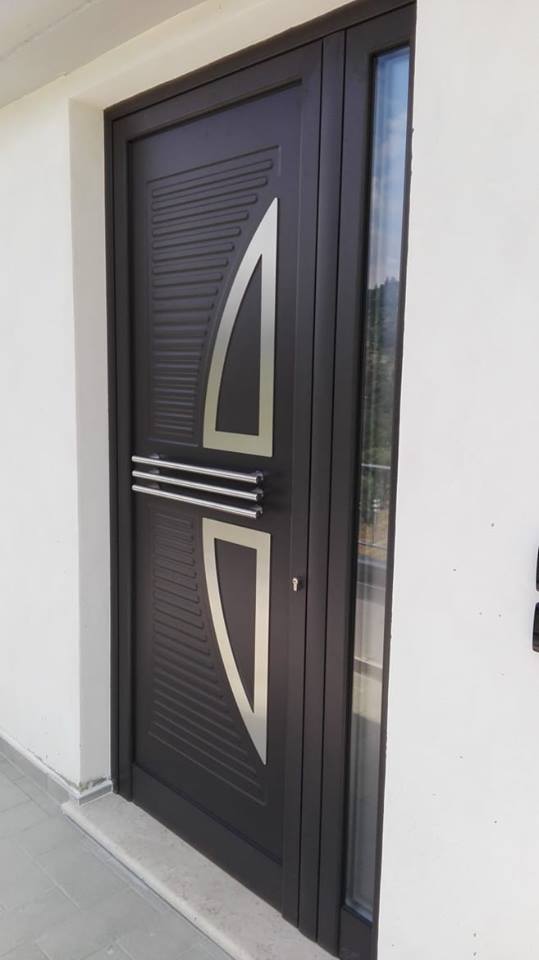 porta da esterno moderna con sbarre in acciaio