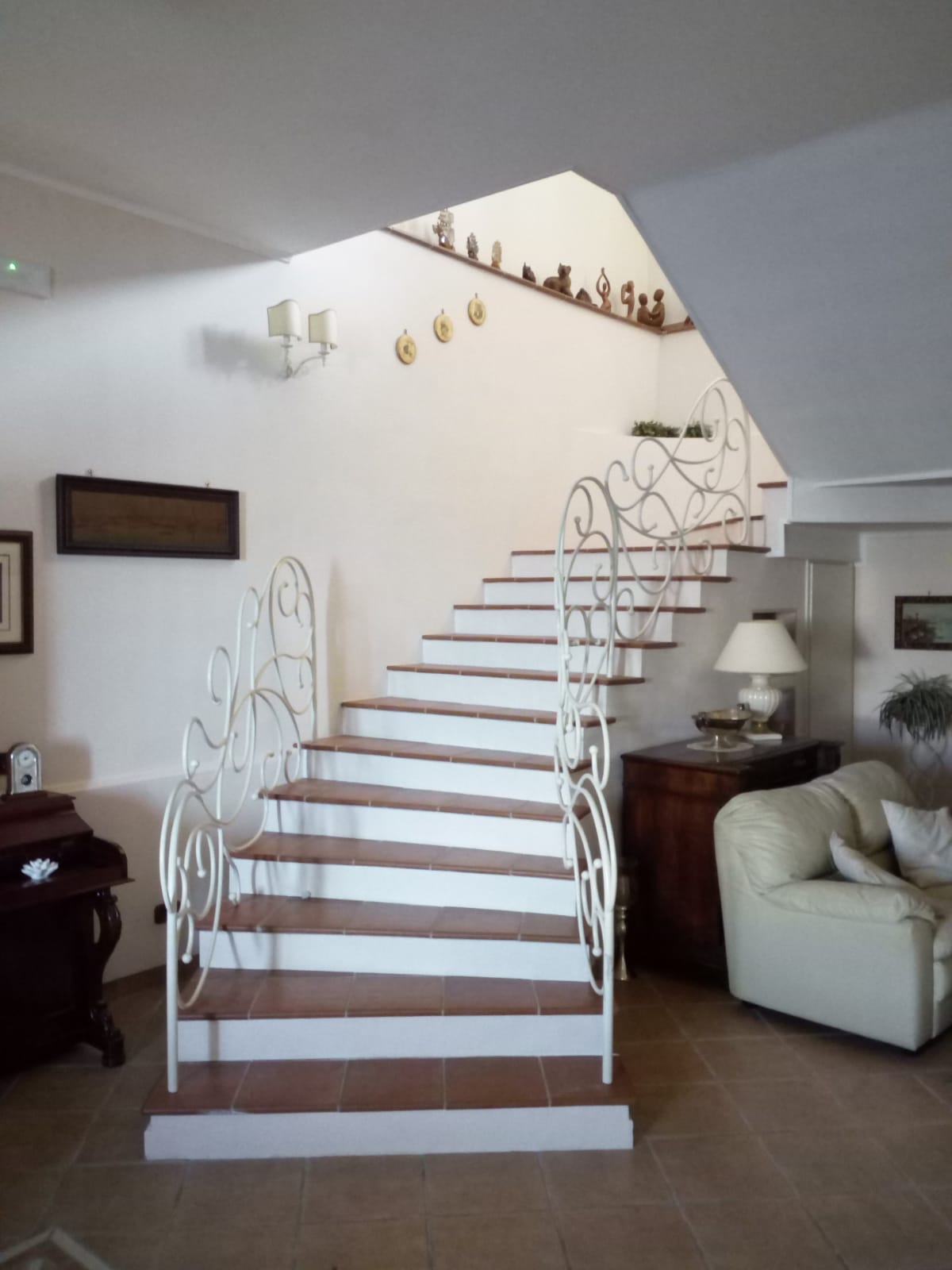 scala interna abitazione in legno con passamano bianco