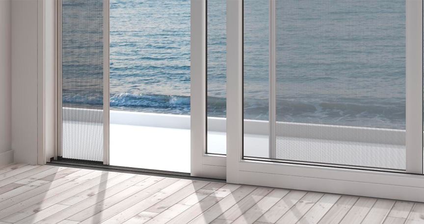 porta finestra scorrevole di una abitazione sul mare