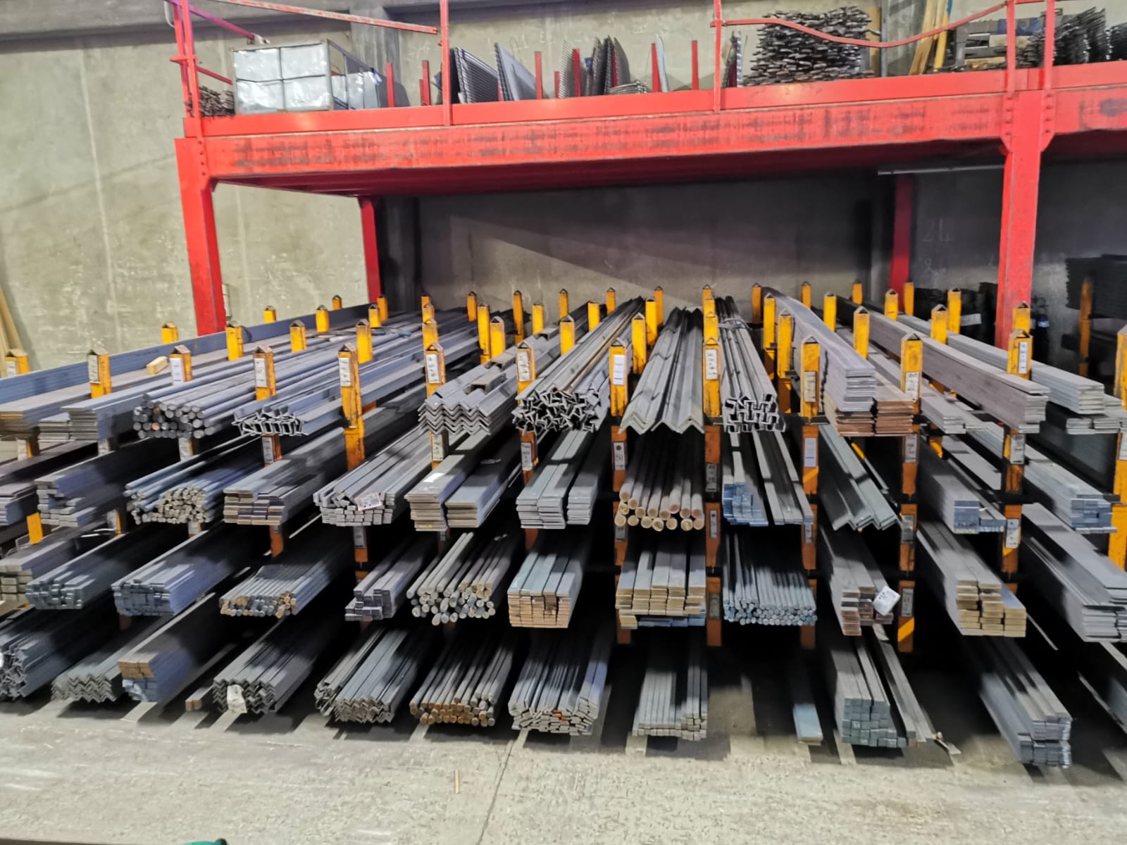 tubolari nel magazzino