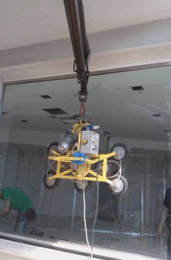 Macchina per staccare un vetro