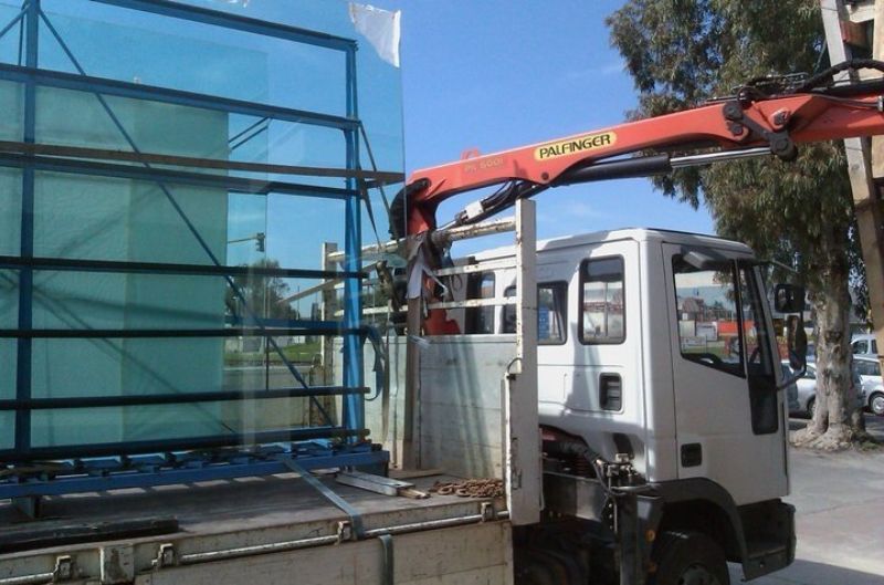 camion con gru trasporta un vetro