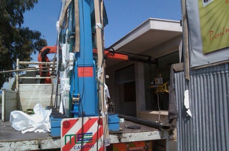 gru accanto a edificio