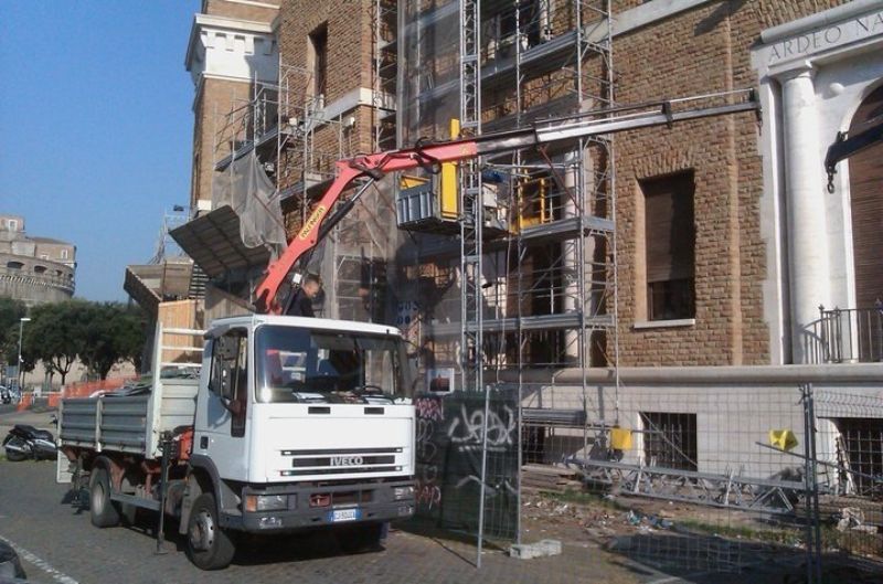 autogrù su impalcatura palazzo