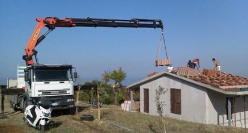 autogrù che sposta mattoni