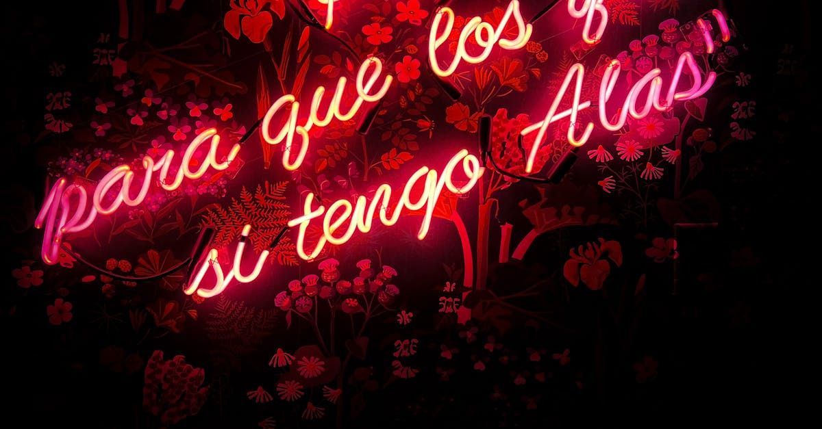 A neon sign that says `` para que los y si tengo alas '' to illustrate Spanish speaking is important when looking for a lawyer.