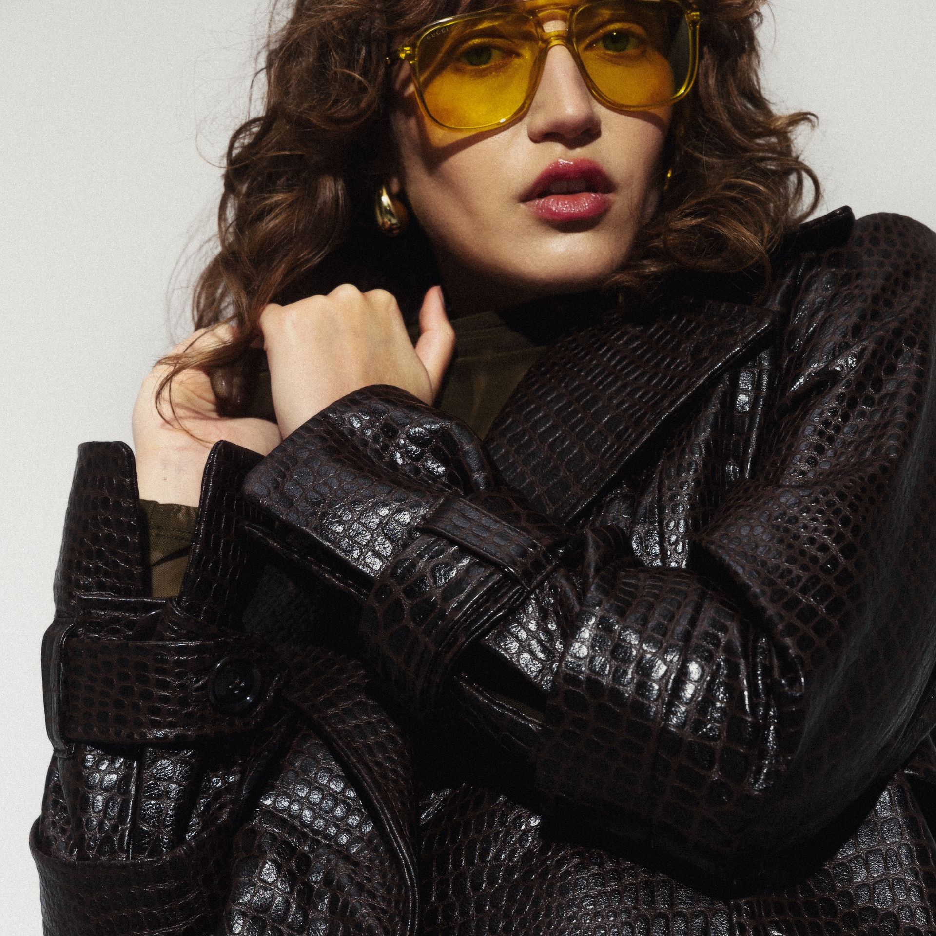 Kobieta w okularach przeciwsłonecznych i skórzanej kurtce