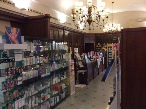 Reparto dermocosmesi della Farmacia Al Pozzo di Mantova