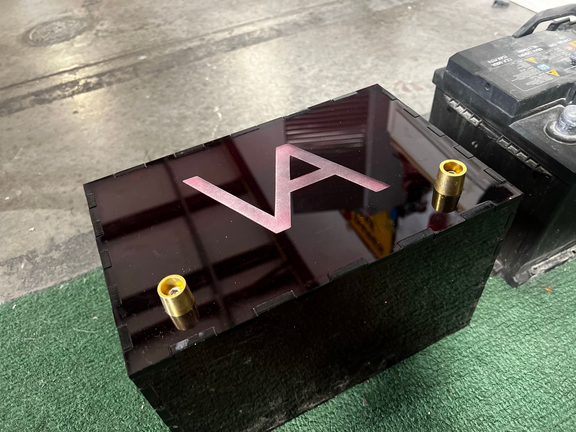 A black box with the letter va on it