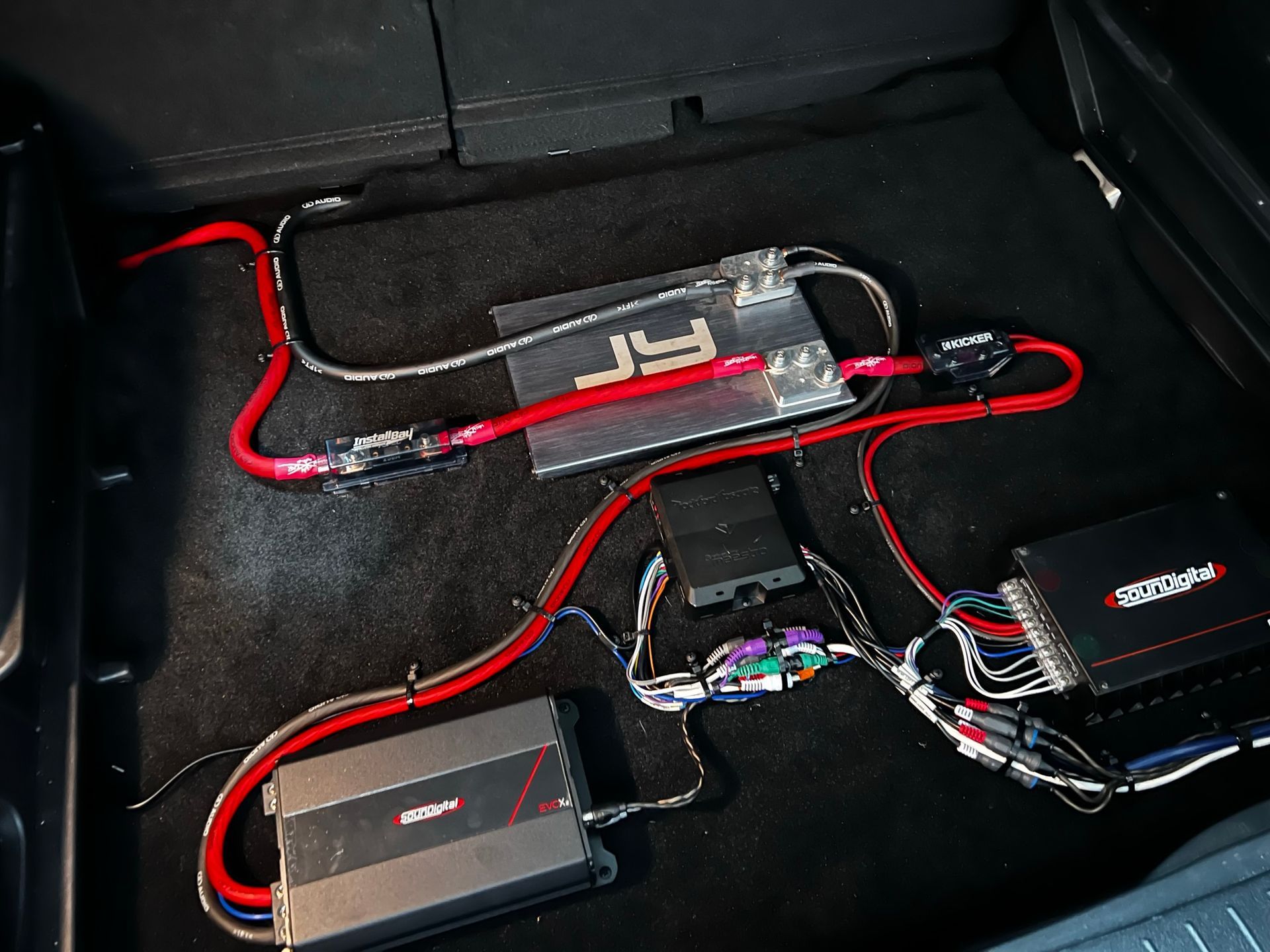 A bunch of wires are connected to a box that says jr on it