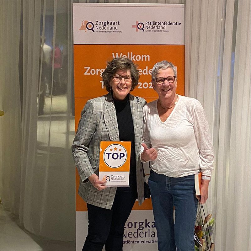 Twee vrouwen poseren met een