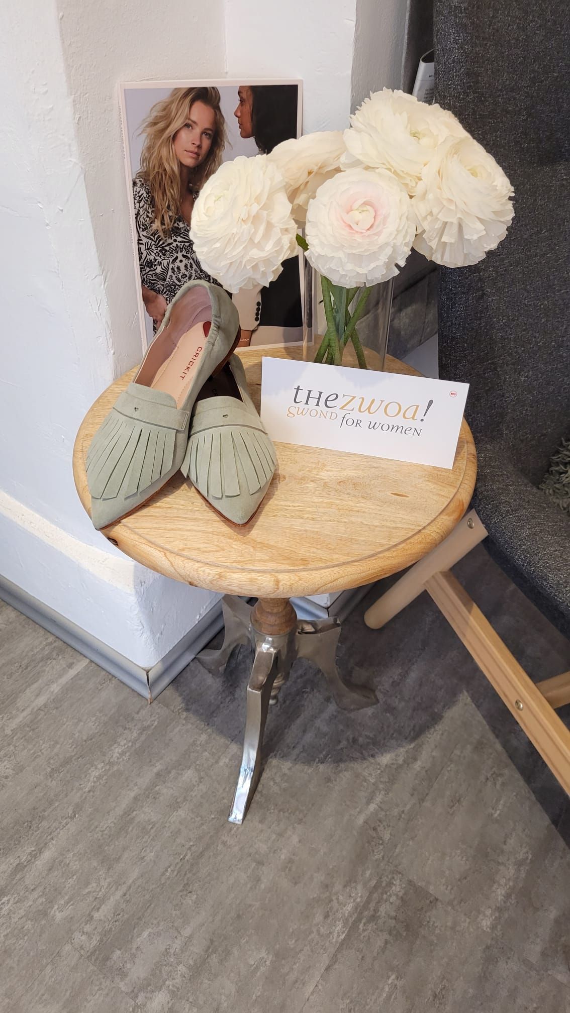 Schuhe in khaki auf Tisch