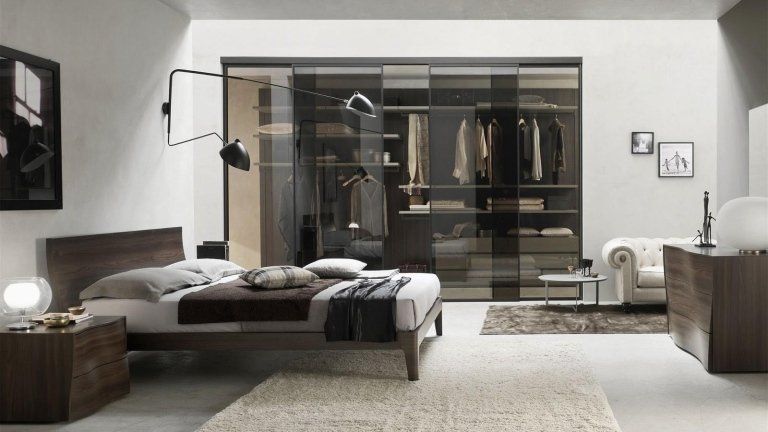 camera da letto elegante con arredi grigi e color tortora