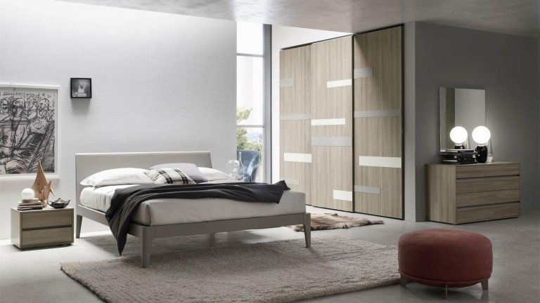 camera da letto con armadio in legno chiaro