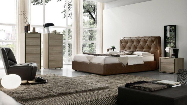 camera da letto con arredi grigi