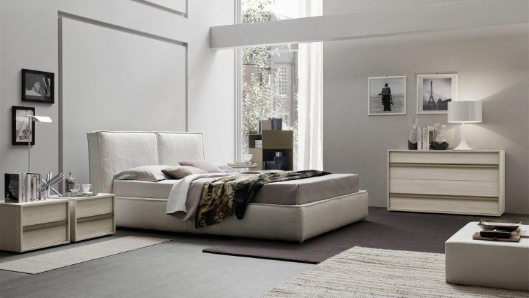 camera da letto con arredi bianchi e grigi