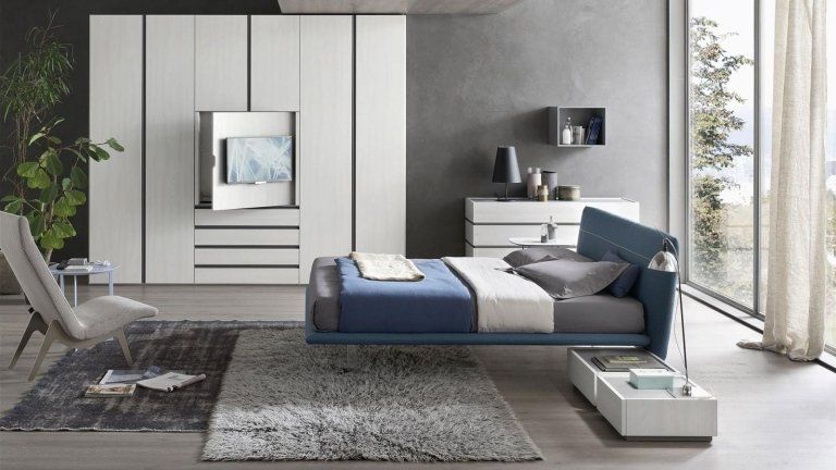 camera da letto con armadio bianco e tappeto grigio