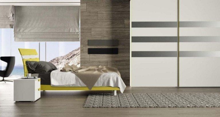 camera da letto con muro effetto legno