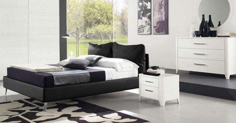 camera con letto nero e comodino bianco