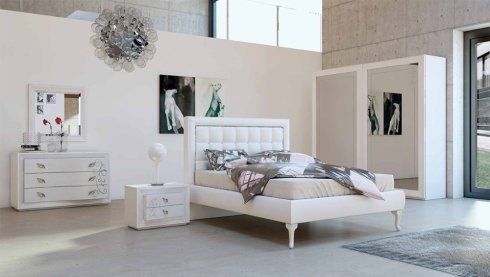 camera con letto bianco classico e comodini coordinati
