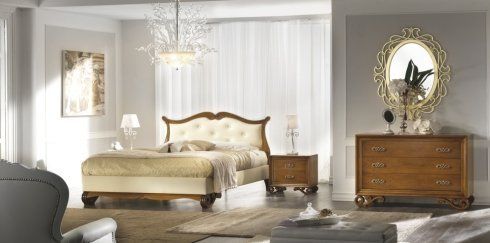 camera da letto classica con arredi in legno