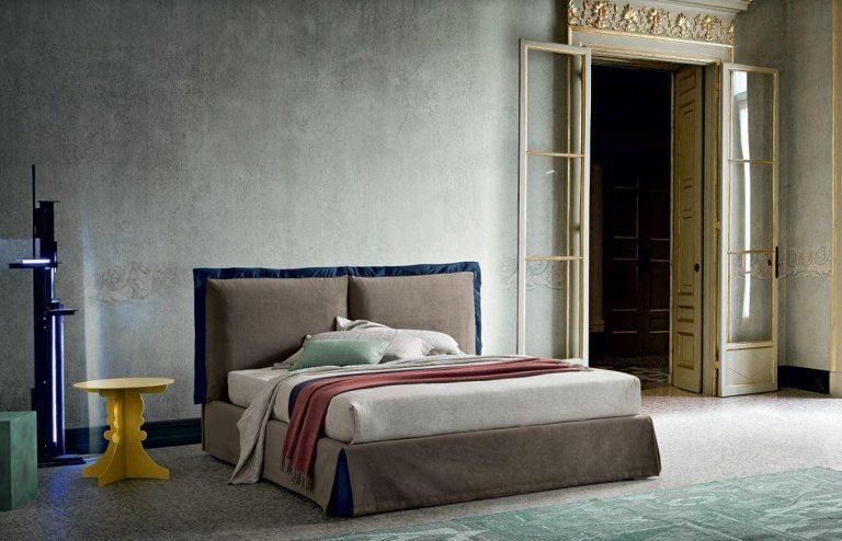camera da letto con muro grigio e porta elegante