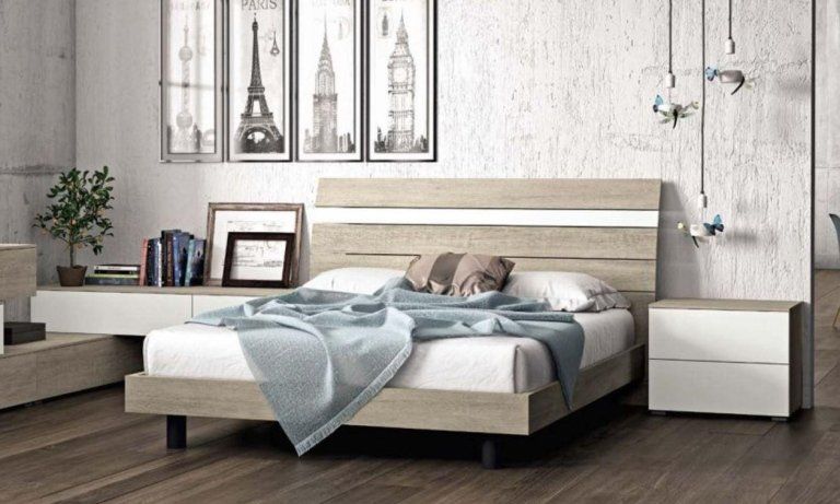 camera da letto con stampe sulla parete