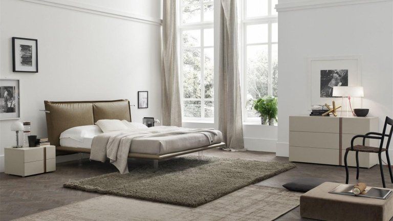 camera da letto con ampie finestre e tappeto