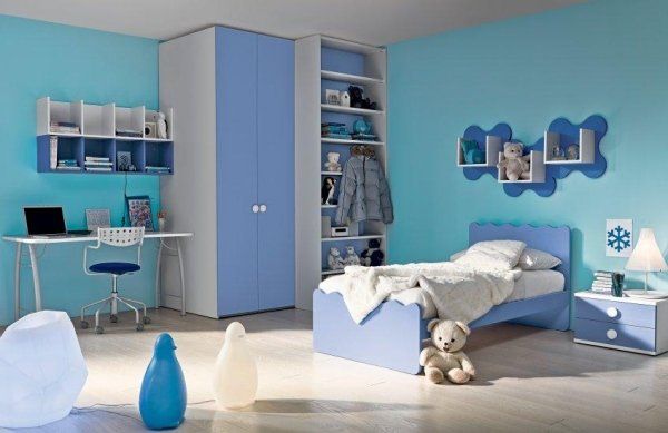 cameretta con arredi blu, bianchi e celesti