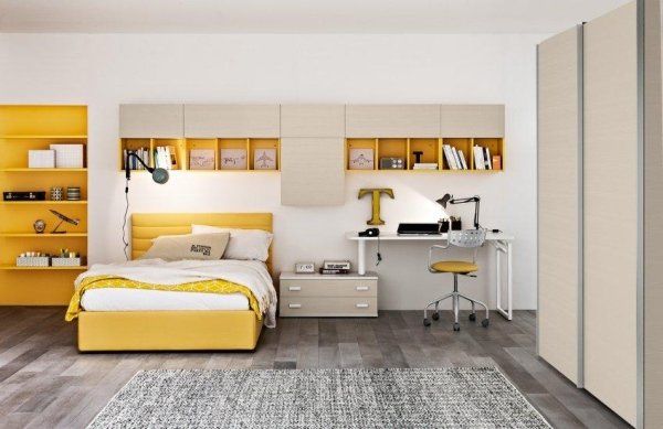 camera da letto con arredi gialli e mobili color legno chiaro