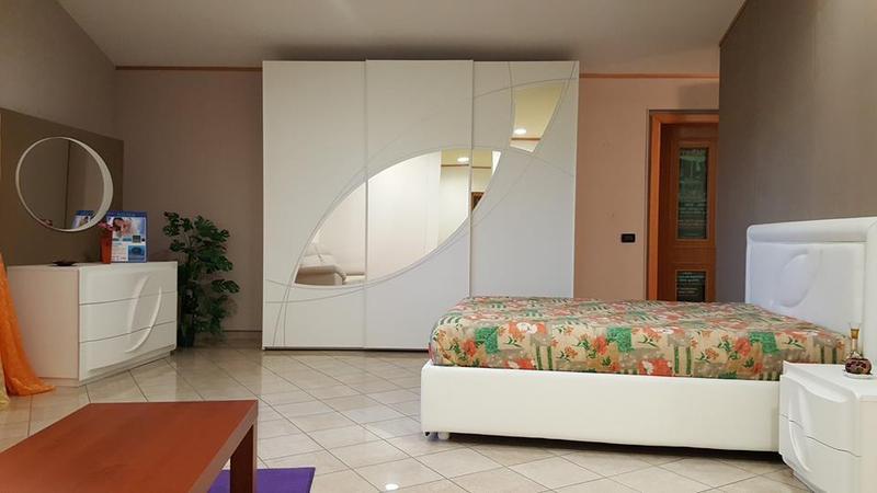 camera da letto con armadio bianco