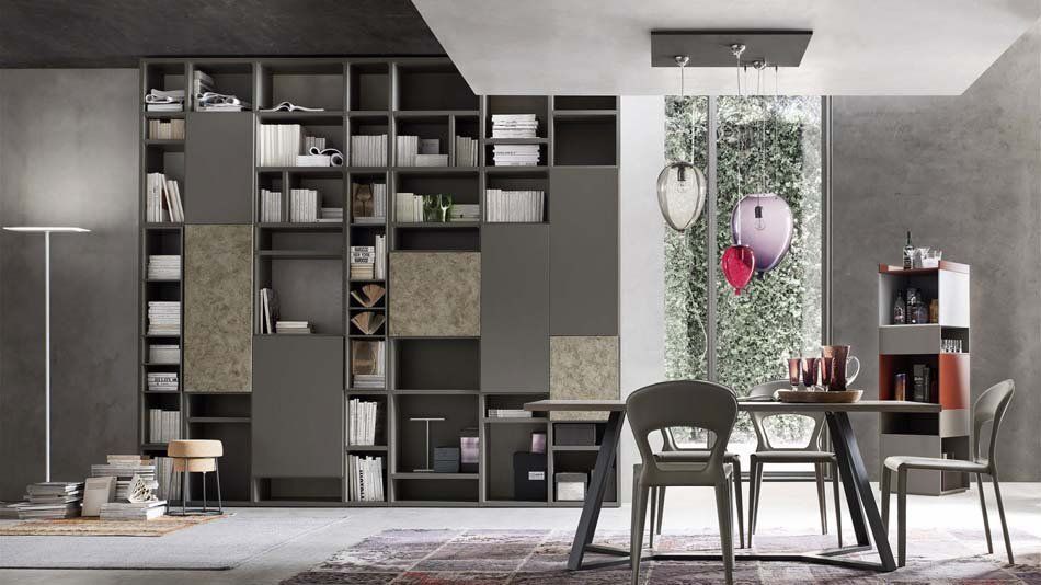 salotto con libreria grigia