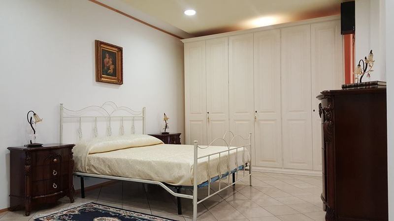 camera da letto con armadio bianco classico