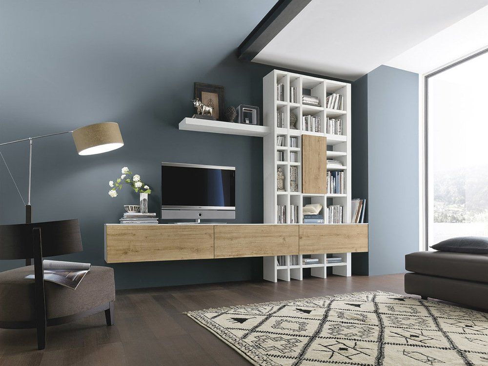 salotto moderno con libreria bianca e mobili in legno
