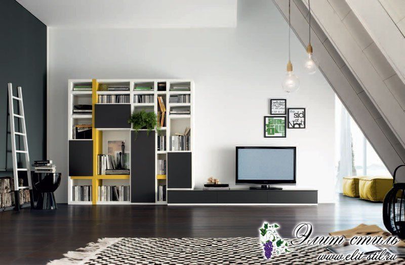 parete attrezzata con libreria bianca e gialla