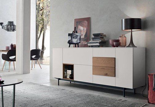 mobile da salotto bianco con oggetti di design