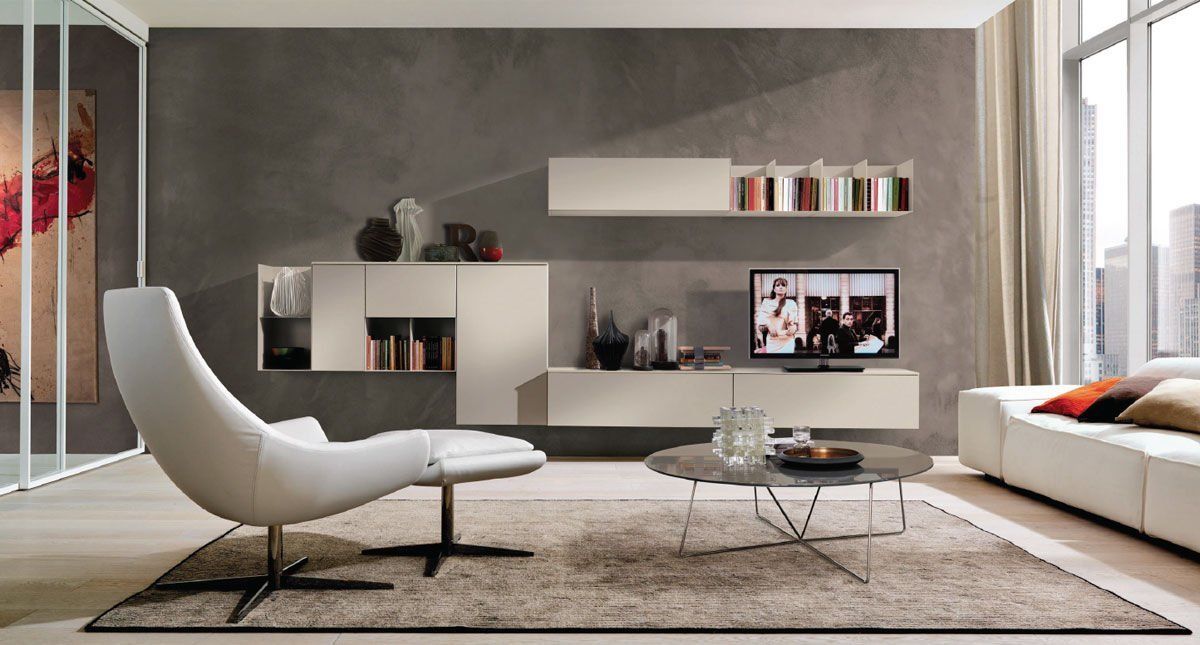 salotto con divano grigio angolare e parquet
