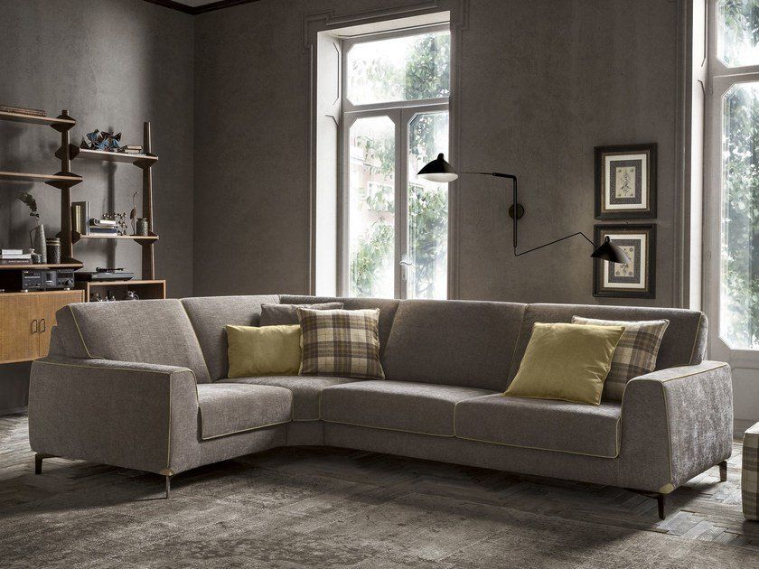 salotto con divano angolare color sabbia