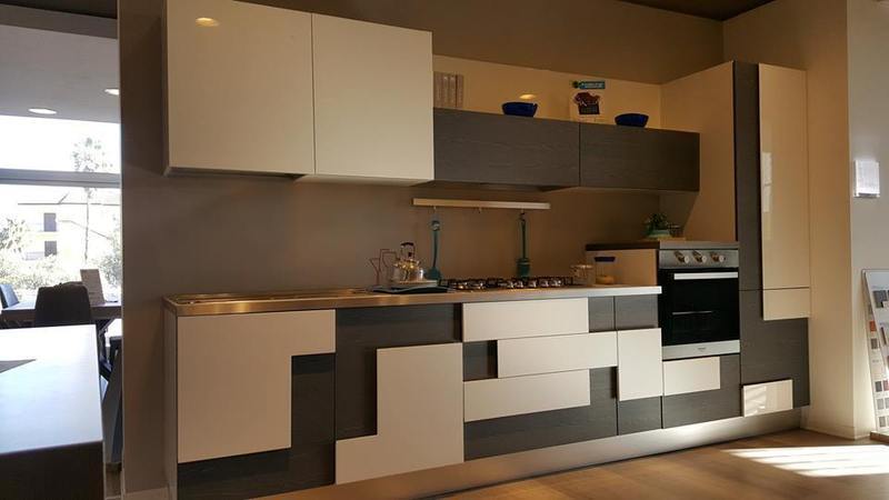 cucina moderna con pensili in legno e color crema
