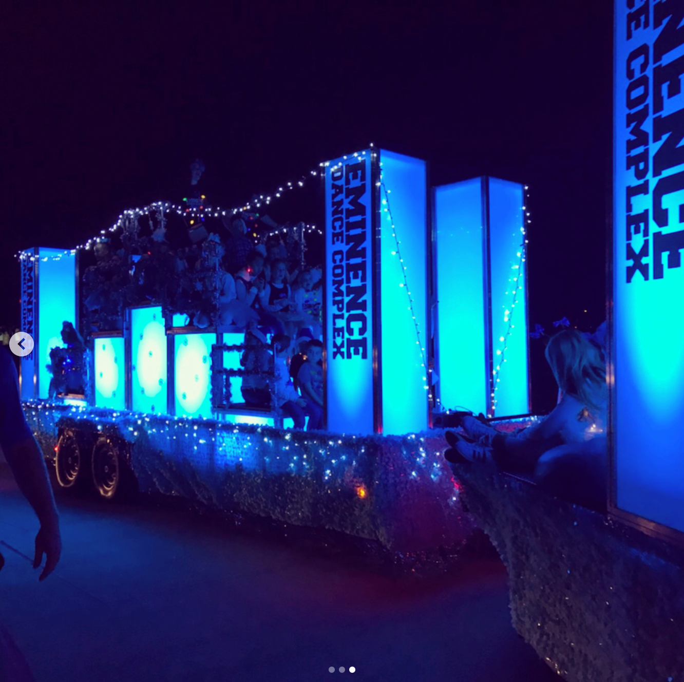 The word complex is on the blue sign