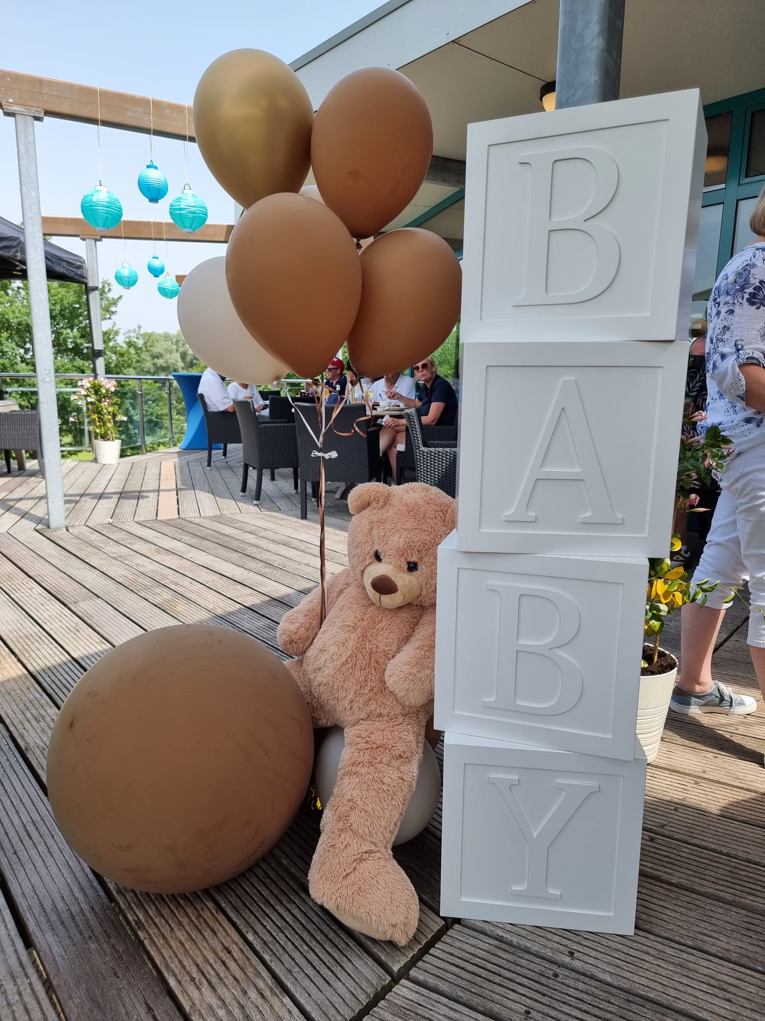 Bezig met het organiseren van een babyshower in Den Bosch of omgeving. Feest bij Keet biedt complete babyshower pakketten aan. Ook kleine decoties zoals houten babyblokken huur je bij Feest bij Keet