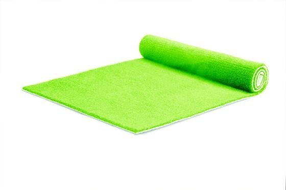 Geen loper in een standaard uitvoering, maar een loper met allure. Sommige gelegenheden vragen om een luxe loper. Speciaal hiervoor adviseren wij onze kwaliteit DALLAS.
Standaard voorzien van een folie laag en rubberen (anti-slip) rug. De kwaliteit DALLAS geeft niet af bij regen. Bovendien zijn deze luxe lopers meerdere malen te gebruiken, zelfs bij intensief gebruik.