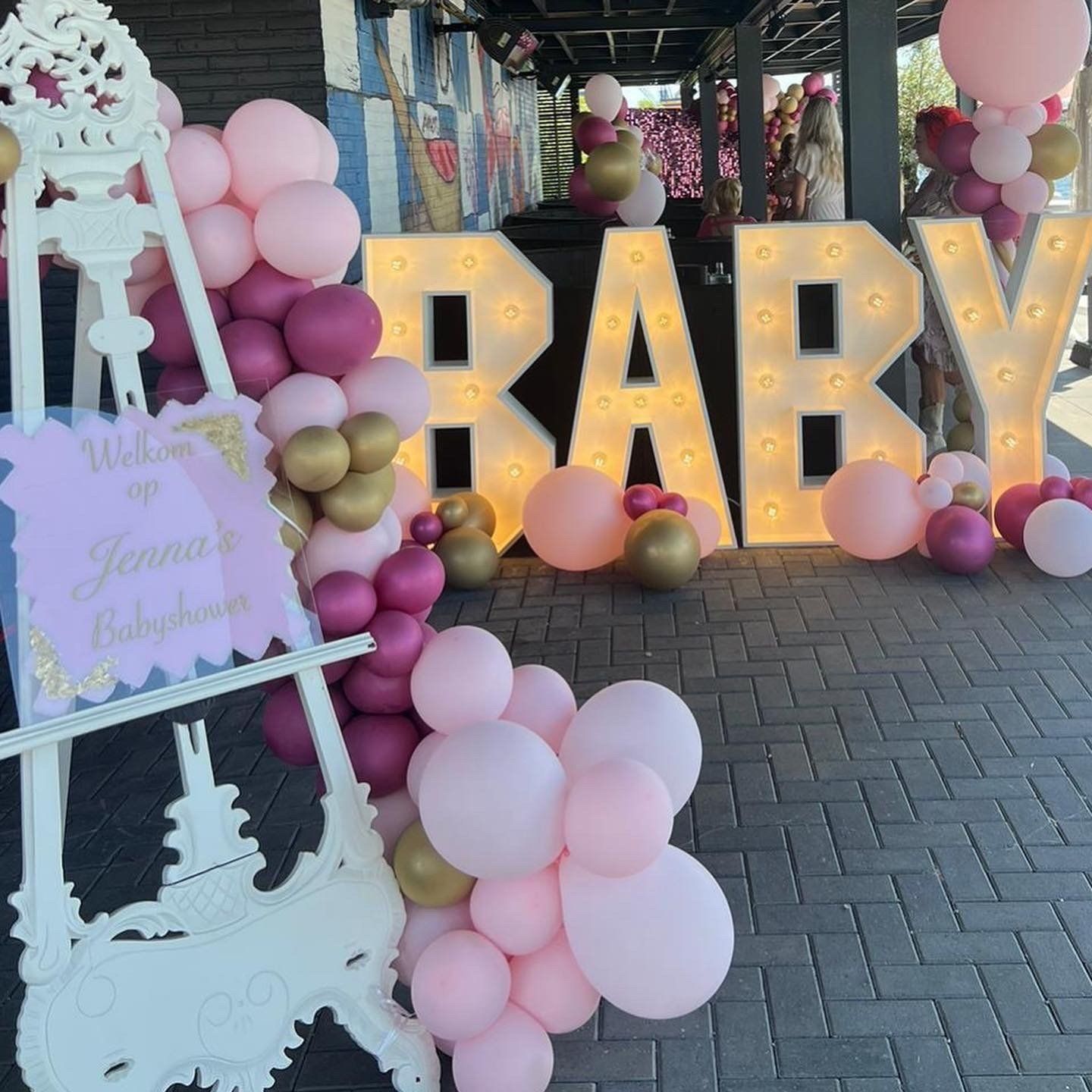 Bezig met het organiseren van een babyshower in Den Bosch of omgeving. Feest bij Keet biedt complete babyshower pakketten aan. Zoals lichtletters en ballonnen