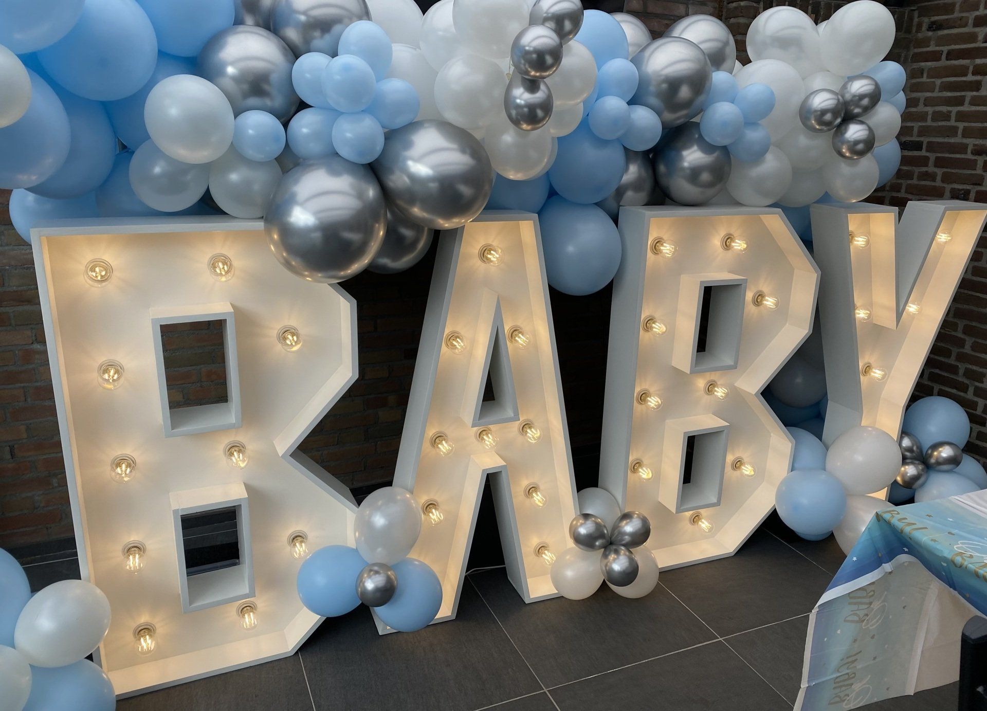 Bezig met het organiseren van een babyshower in Den Bosch of omgeving. Feest bij Keet biedt complete babyshower pakketten aan. Keet verhuur de XL led-letters Baby met ballonnen